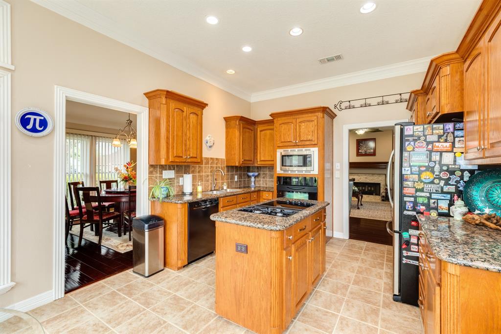 604 Enchanted Oaks Drive, Angleton, Texas image 10