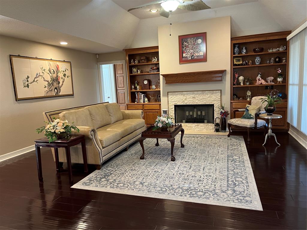 604 Enchanted Oaks Drive, Angleton, Texas image 9