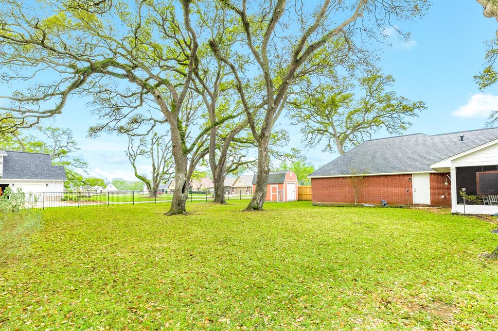 604 Enchanted Oaks Drive, Angleton, Texas image 25