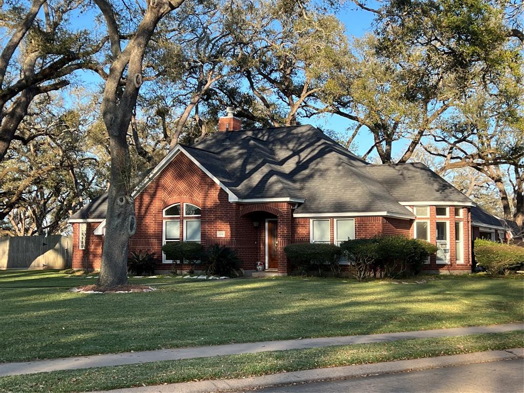 604 Enchanted Oaks Drive, Angleton, Texas image 1