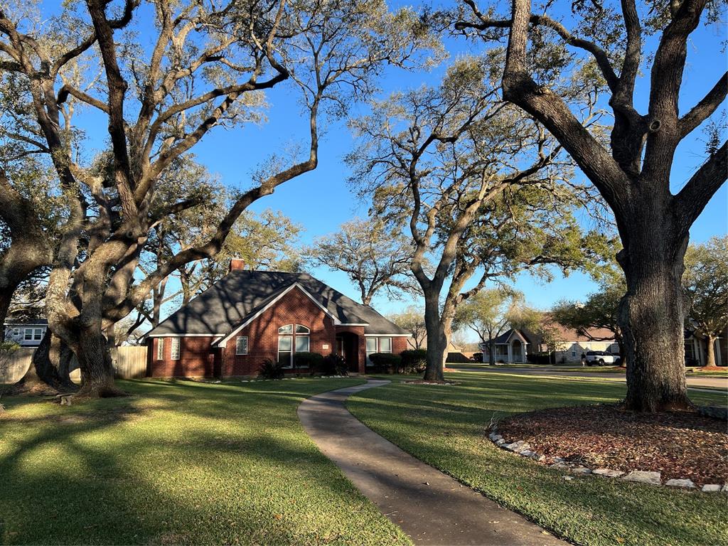 604 Enchanted Oaks Drive, Angleton, Texas image 4