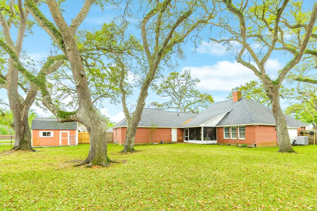 604 Enchanted Oaks Drive, Angleton, Texas image 24