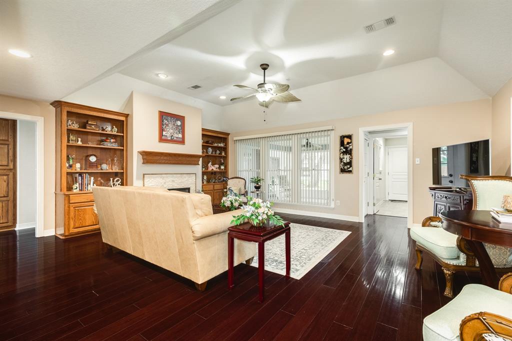 604 Enchanted Oaks Drive, Angleton, Texas image 8