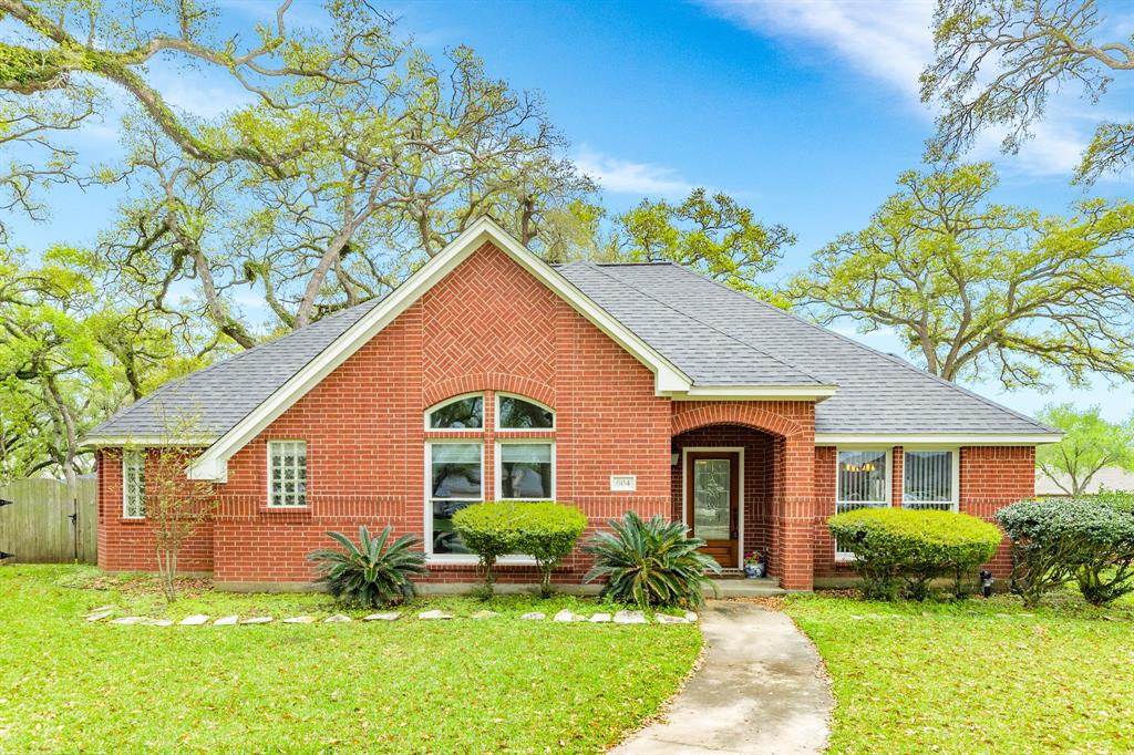 604 Enchanted Oaks Drive, Angleton, Texas image 1