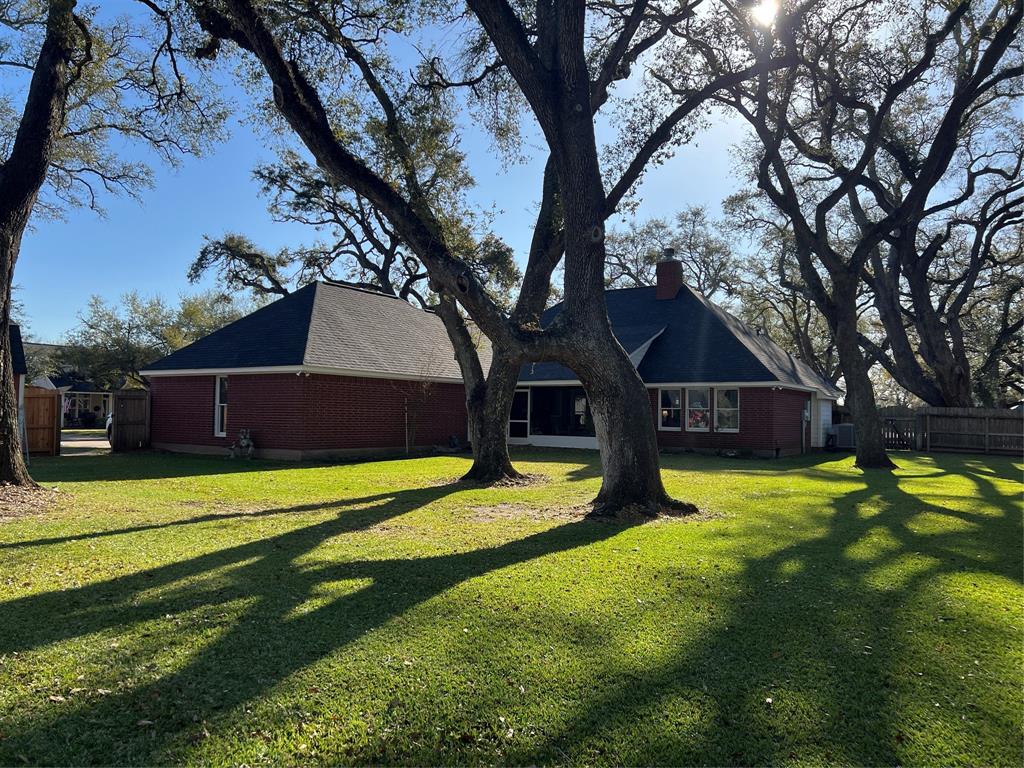 604 Enchanted Oaks Drive, Angleton, Texas image 22