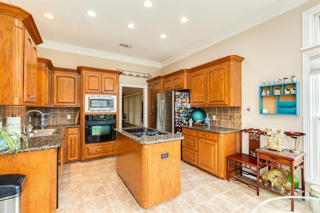 604 Enchanted Oaks Drive, Angleton, Texas image 11