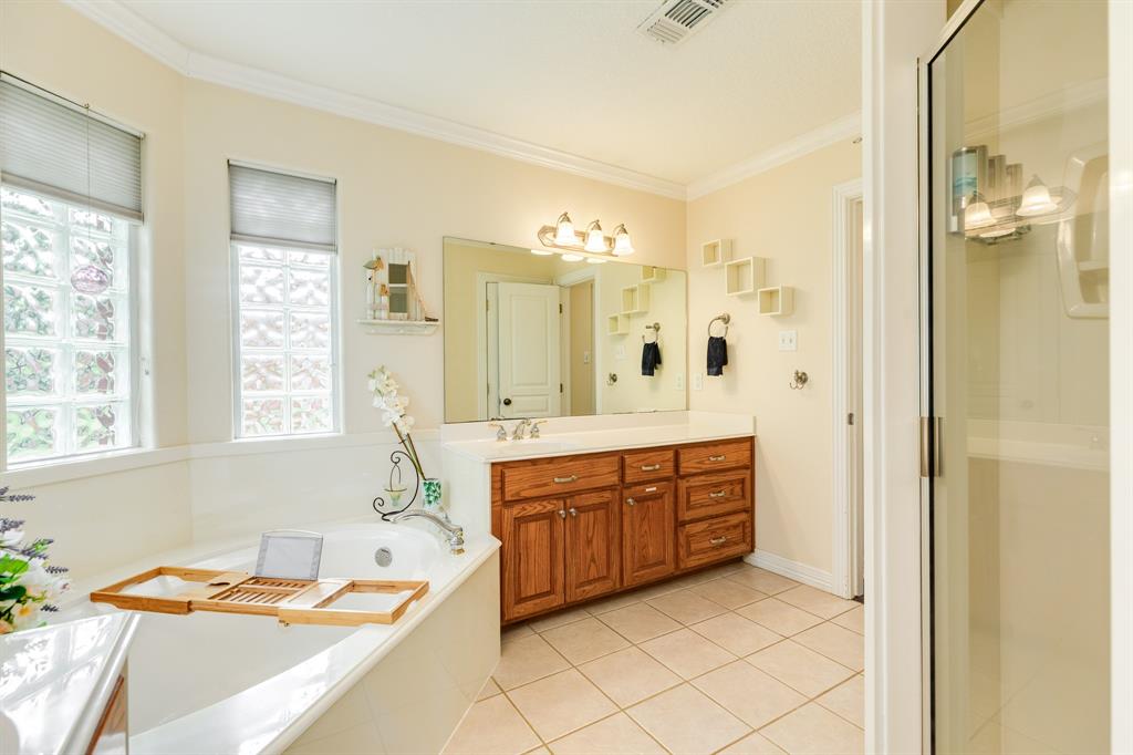 604 Enchanted Oaks Drive, Angleton, Texas image 17