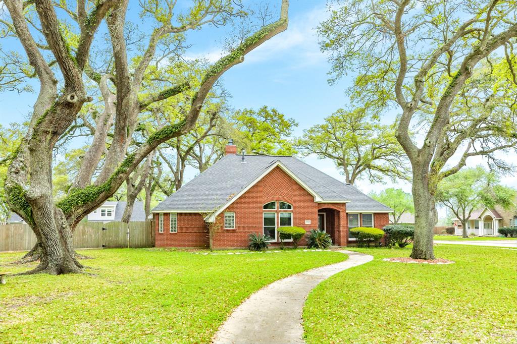 604 Enchanted Oaks Drive, Angleton, Texas image 3
