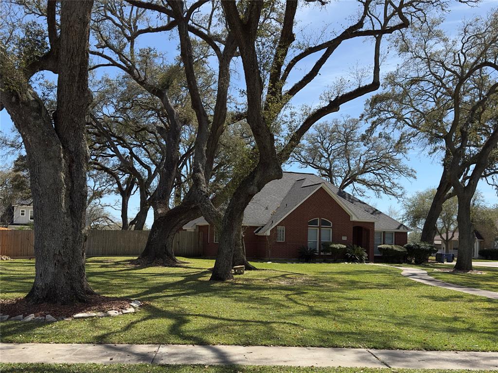 604 Enchanted Oaks Drive, Angleton, Texas image 2