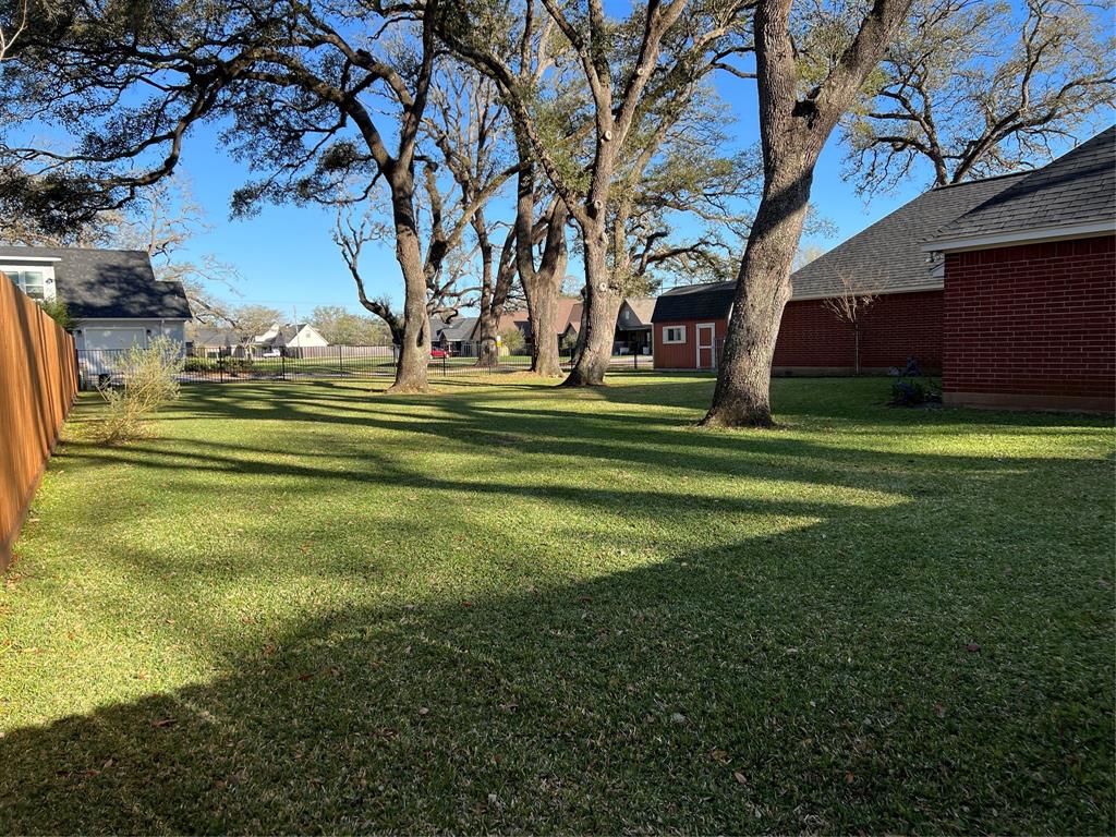604 Enchanted Oaks Drive, Angleton, Texas image 23