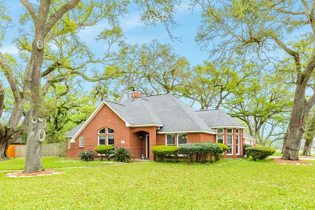 604 Enchanted Oaks Drive, Angleton, Texas image 2