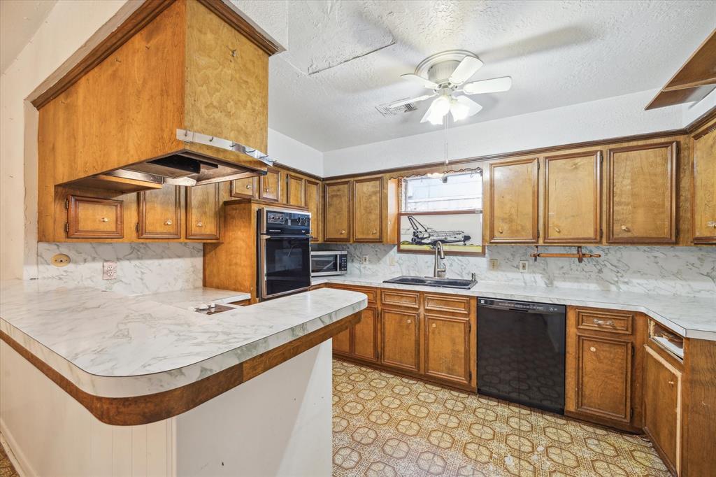2718 Leichester Drive, Spring, Texas image 5
