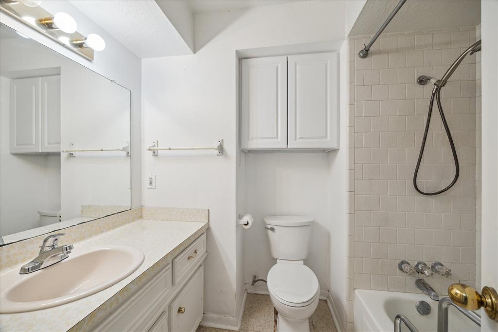 2718 Leichester Drive, Spring, Texas image 10