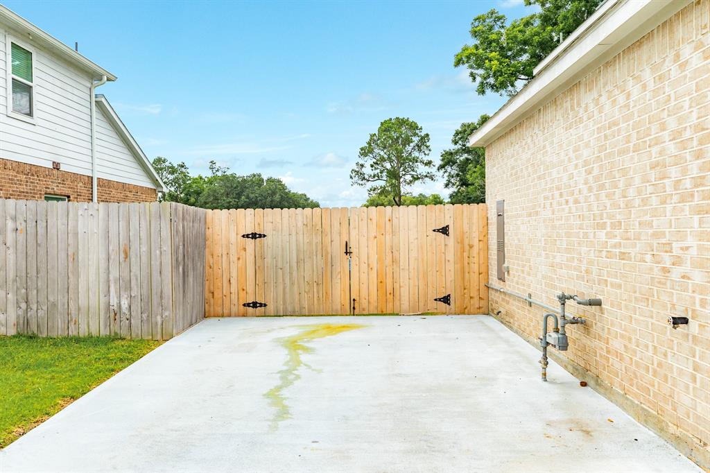 553 Green Meadows Drive, West Columbia, Texas image 11