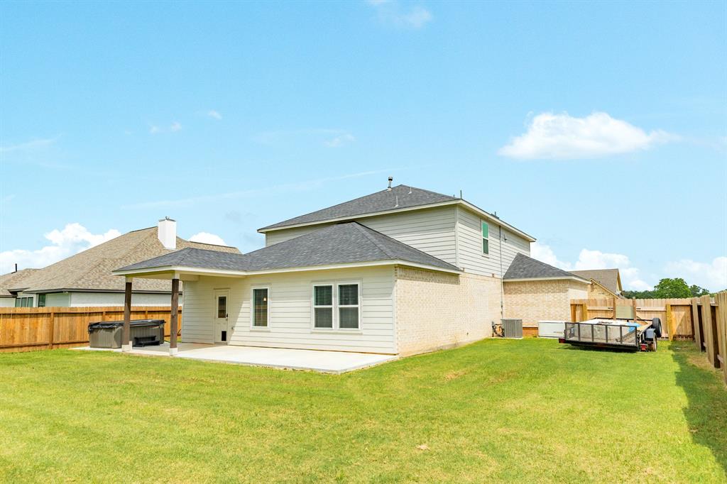 553 Green Meadows Drive, West Columbia, Texas image 12