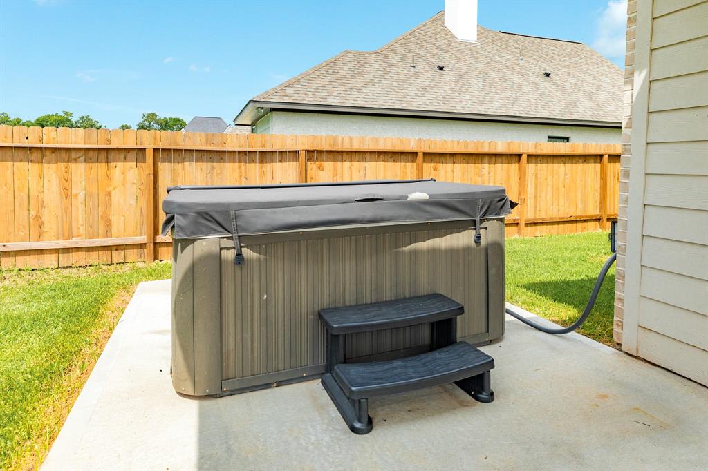 553 Green Meadows Drive, West Columbia, Texas image 15