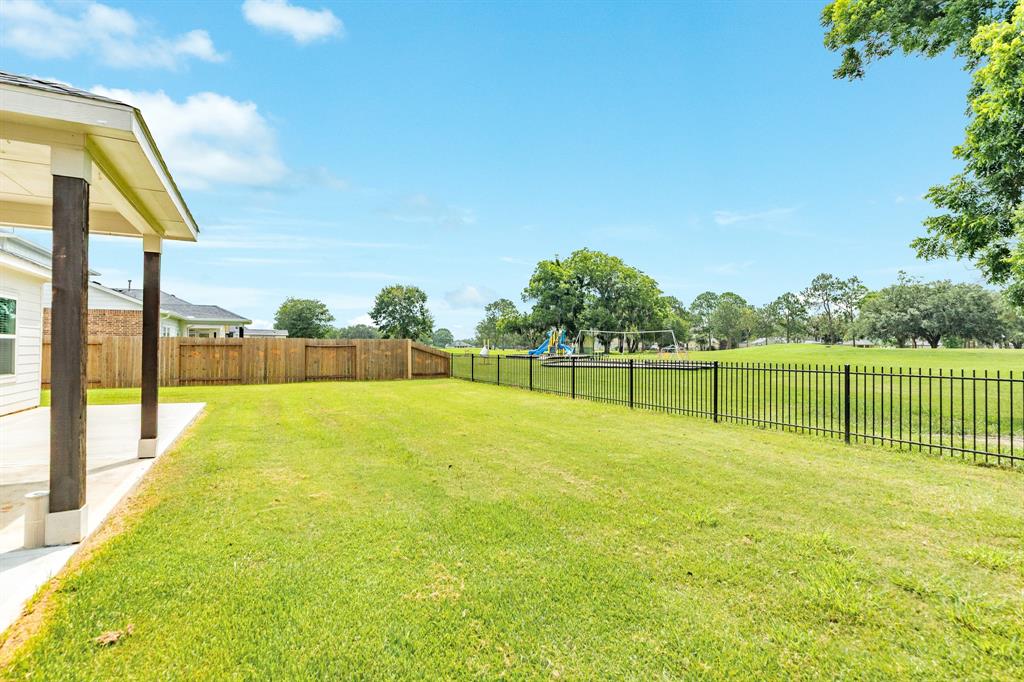 553 Green Meadows Drive, West Columbia, Texas image 16