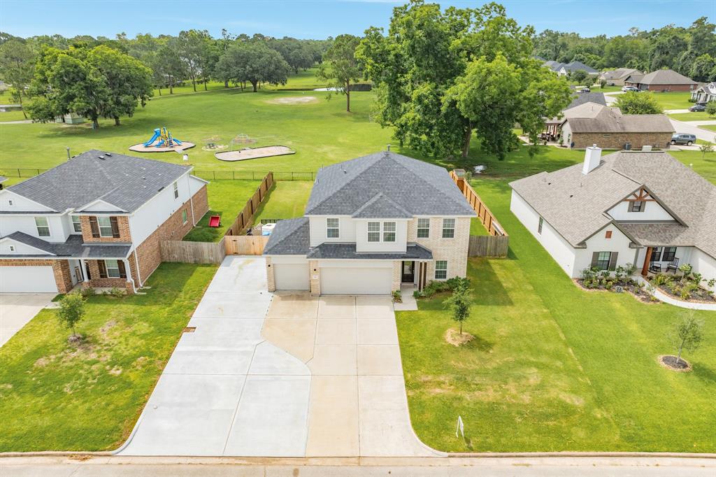 553 Green Meadows Drive, West Columbia, Texas image 2