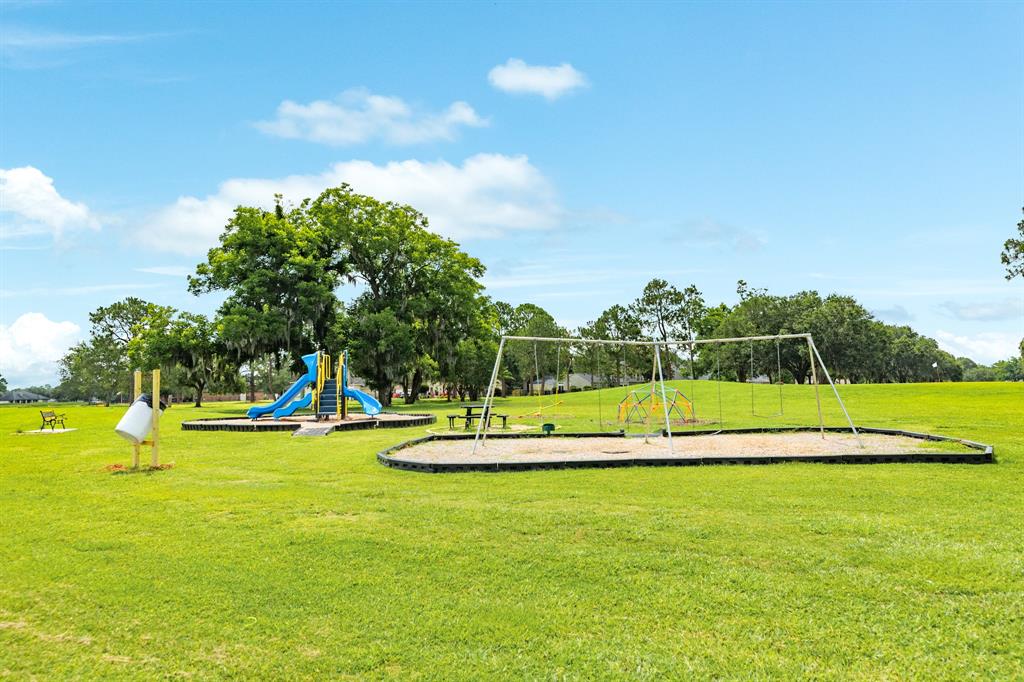 553 Green Meadows Drive, West Columbia, Texas image 17