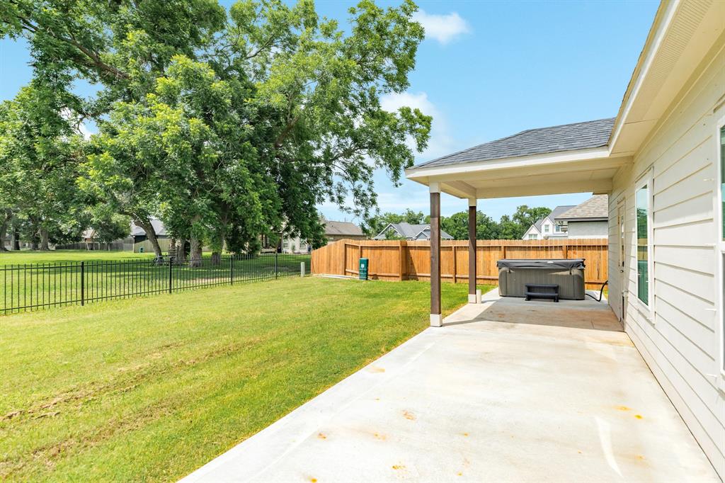 553 Green Meadows Drive, West Columbia, Texas image 14