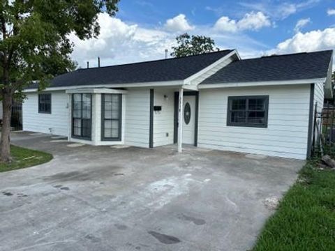 Photo of 2318 Kingsdale Drive, Deer Park, TX 77536 (MLS # 73708885)