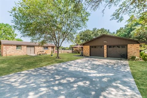 A home in Hallettsville