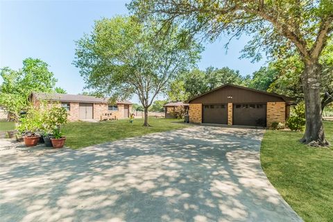 A home in Hallettsville