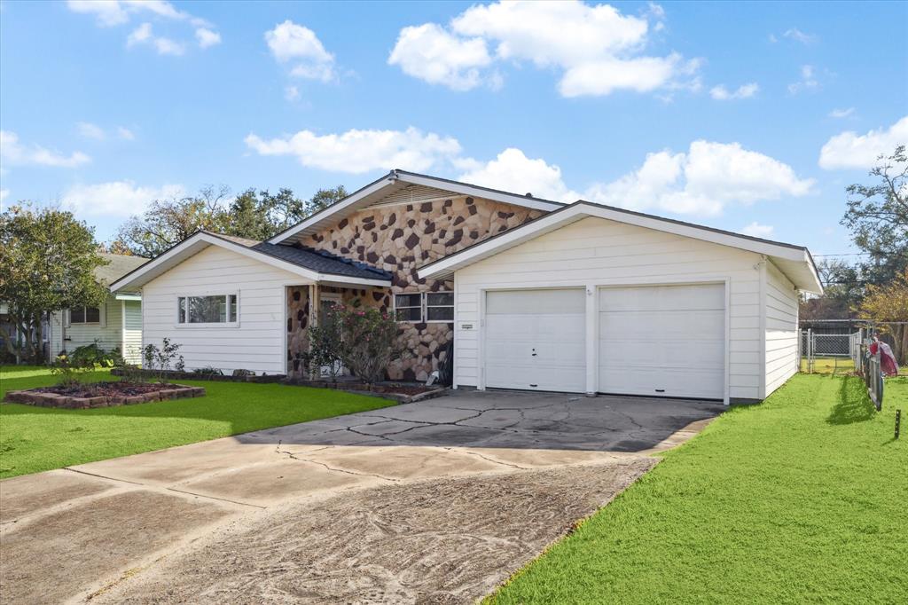 1711 W 10th Street, Freeport, Texas image 2