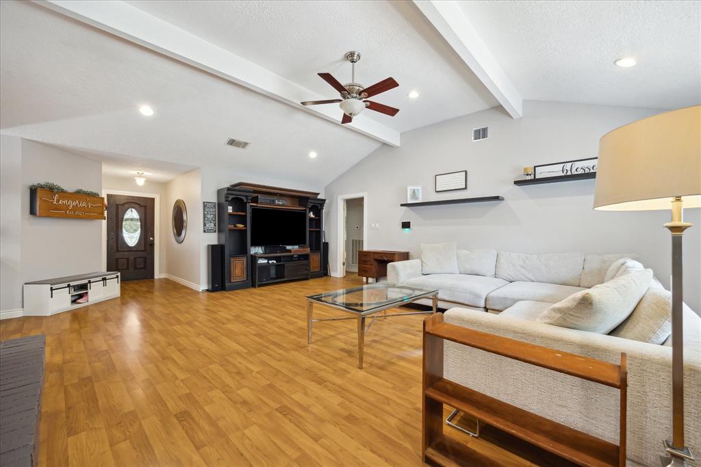 2362 Farriers Bend Drive, Friendswood, Texas image 8
