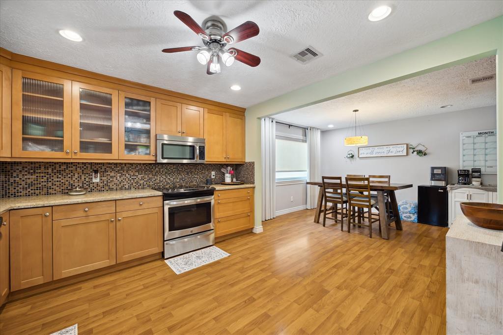 2362 Farriers Bend Drive, Friendswood, Texas image 16