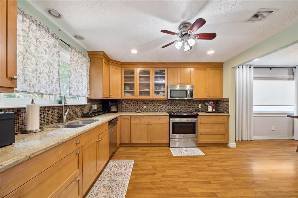 2362 Farriers Bend Drive, Friendswood, Texas image 15