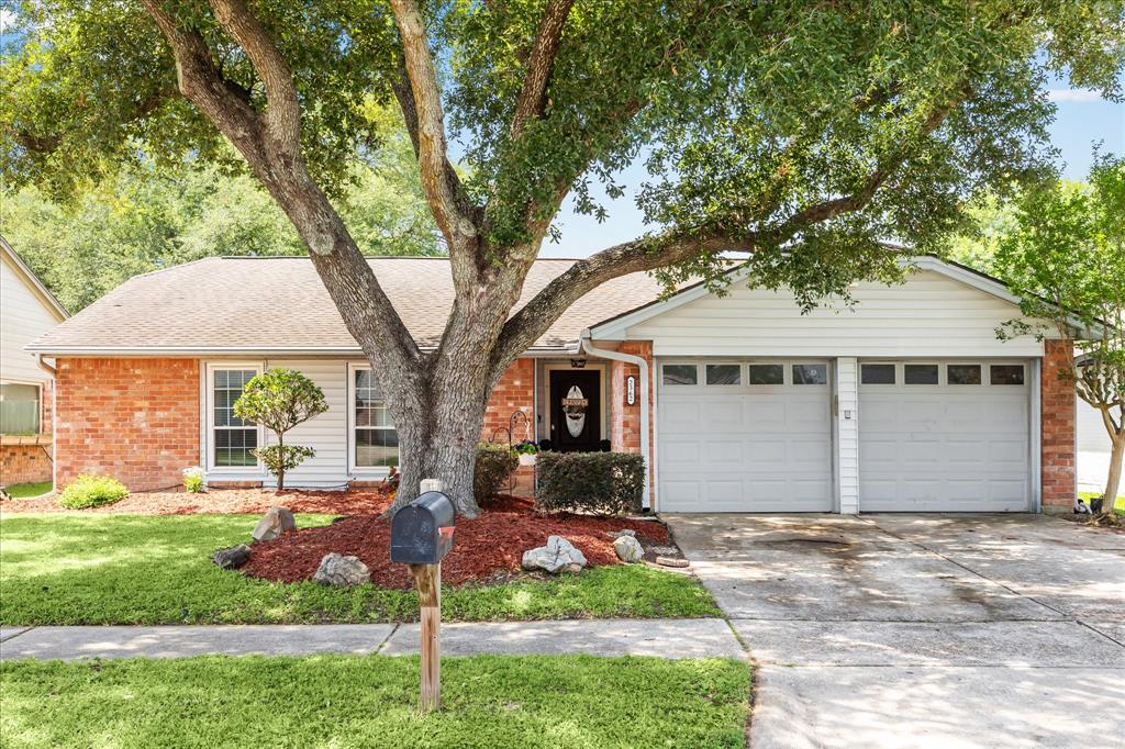 2362 Farriers Bend Drive, Friendswood, Texas image 1