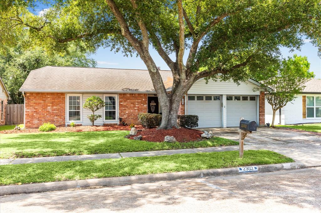 2362 Farriers Bend Drive, Friendswood, Texas image 2