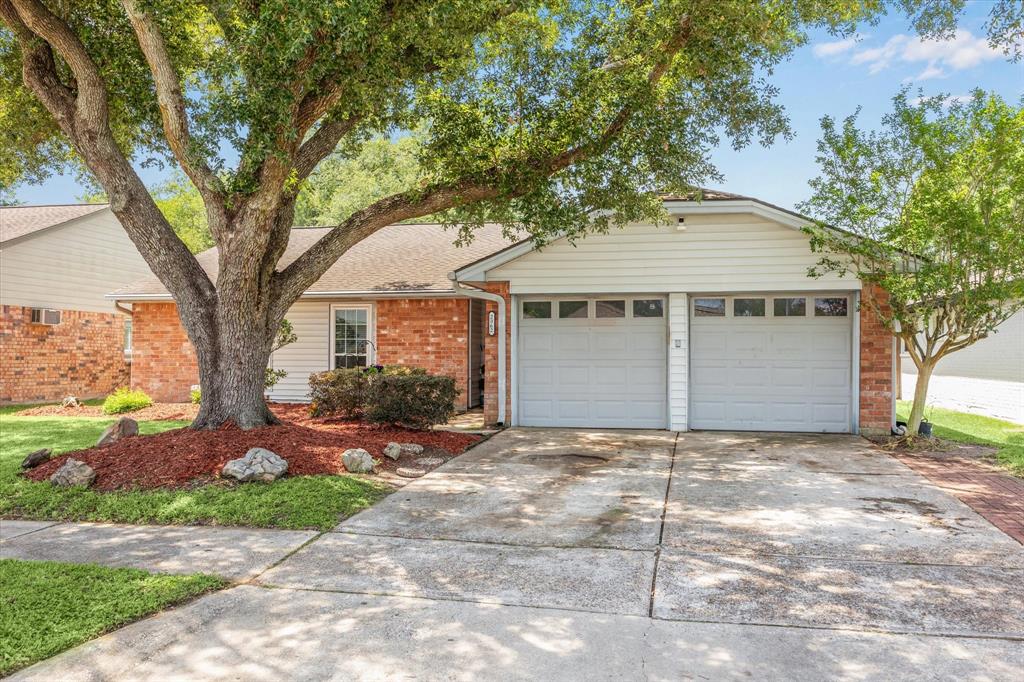 2362 Farriers Bend Drive, Friendswood, Texas image 3