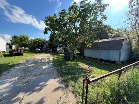 Photo of 2416 E Bayshore Drive, Dickinson, TX 77539 (MLS # 81659243) Photo of 2416 E Bayshore Drive, Dickinson, TX 77539 (MLS # 81659243)