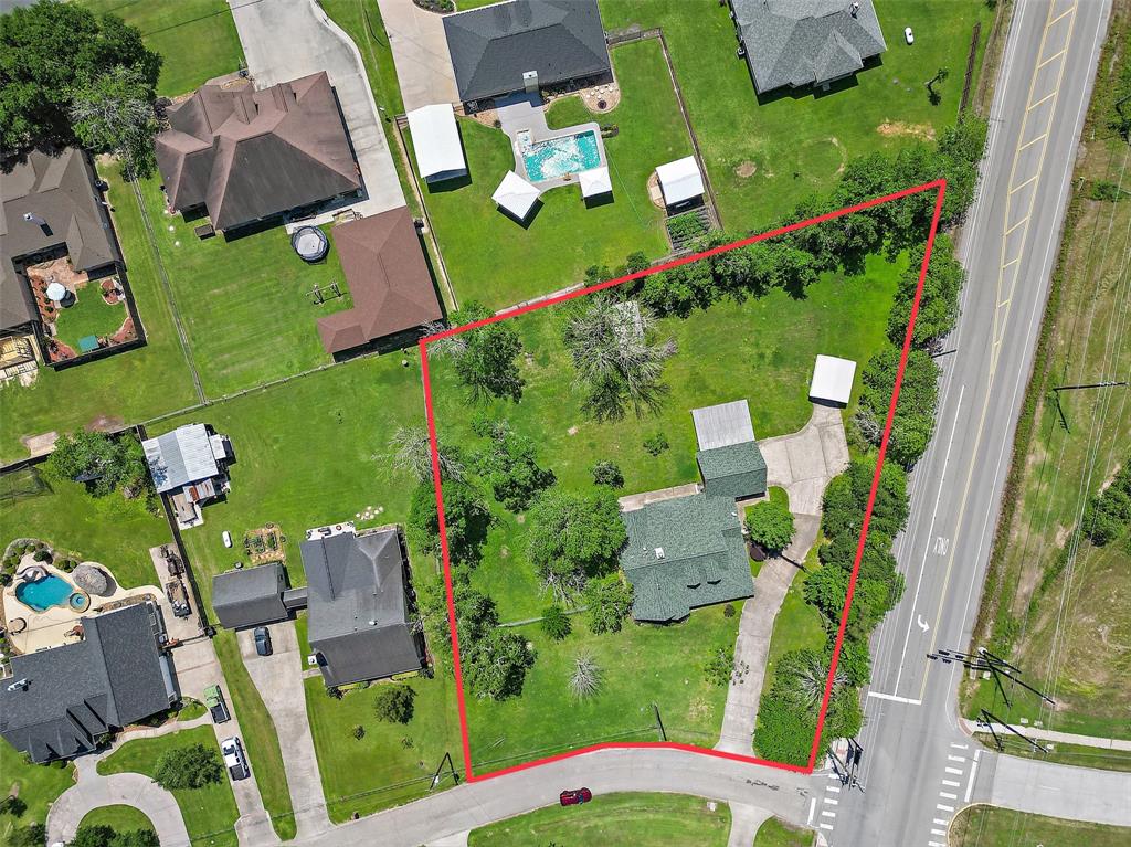 102 Lost Lake Drive, Baytown, Texas image 1