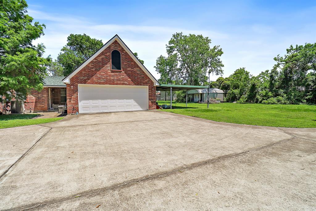 102 Lost Lake Drive, Baytown, Texas image 22