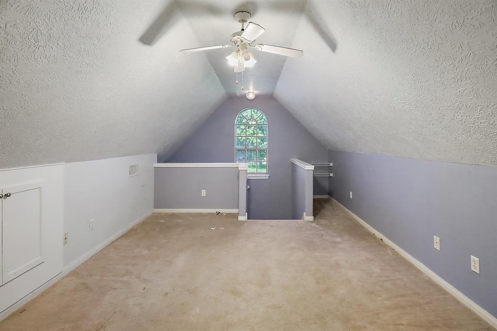 102 Lost Lake Drive, Baytown, Texas image 25