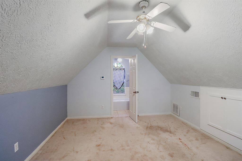 102 Lost Lake Drive, Baytown, Texas image 24