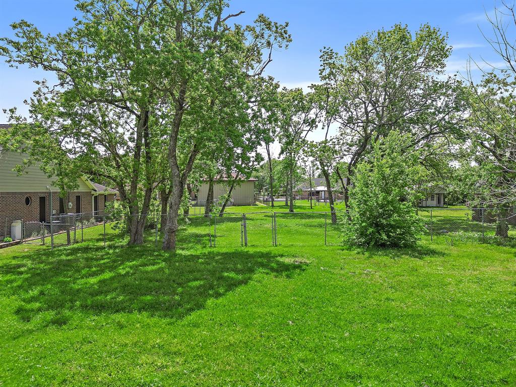 102 Lost Lake Drive, Baytown, Texas image 29