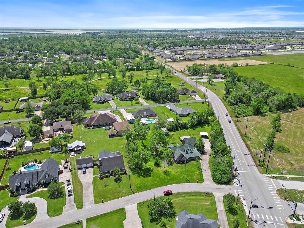 102 Lost Lake Drive, Baytown, Texas image 32