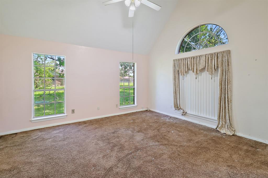 102 Lost Lake Drive, Baytown, Texas image 11