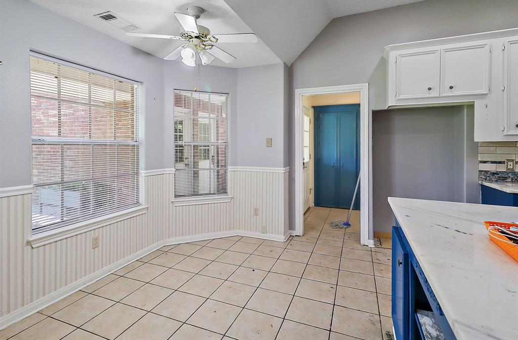 102 Lost Lake Drive, Baytown, Texas image 7