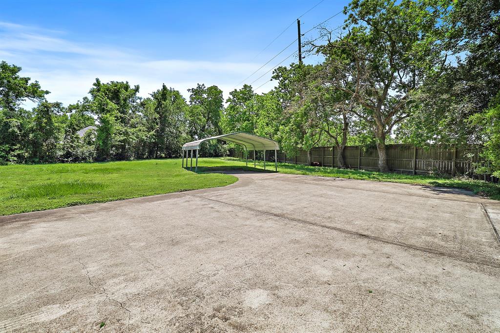 102 Lost Lake Drive, Baytown, Texas image 23
