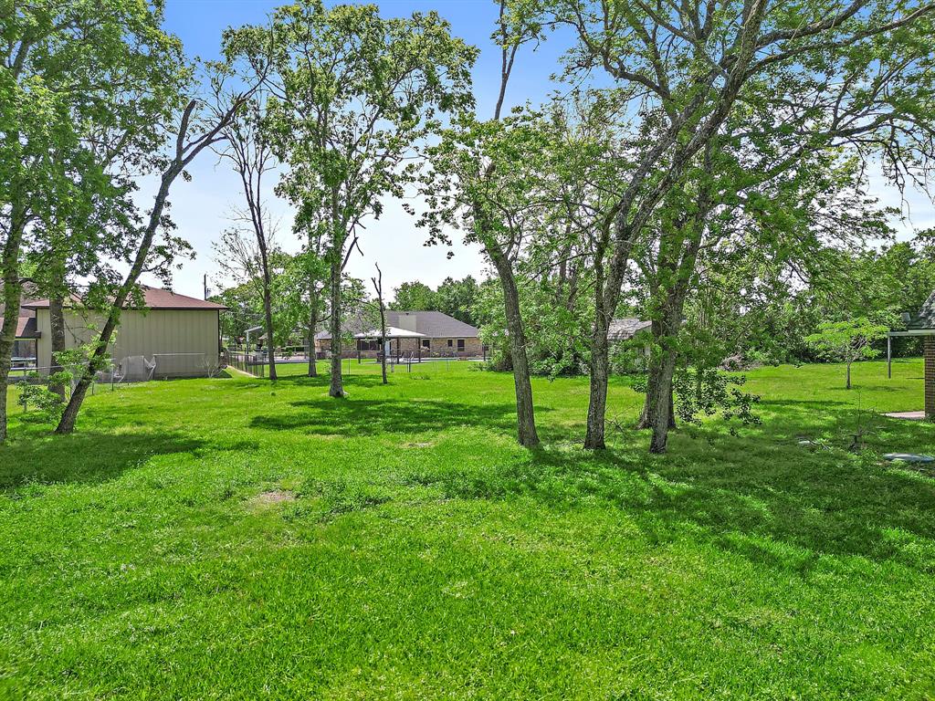 102 Lost Lake Drive, Baytown, Texas image 30