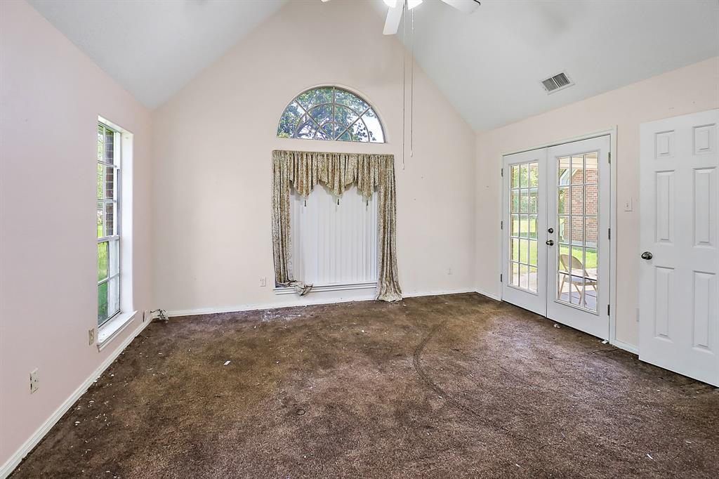 102 Lost Lake Drive, Baytown, Texas image 13