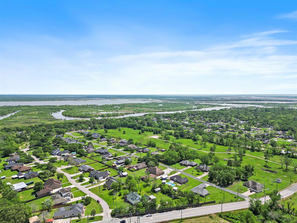 102 Lost Lake Drive, Baytown, Texas image 33