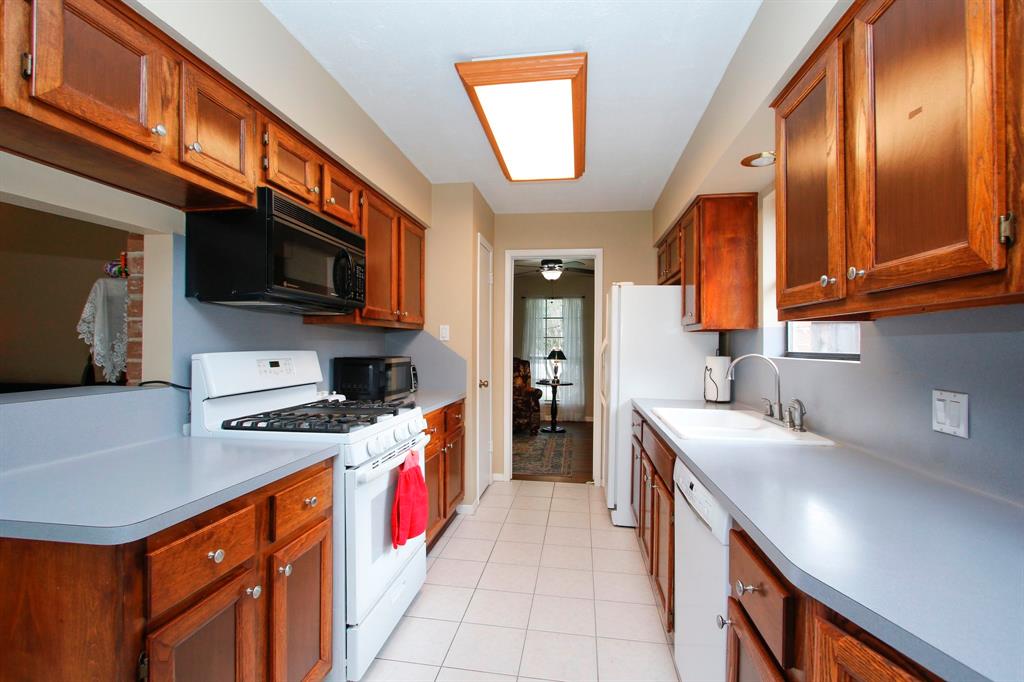 18539 Sweetmeadow Drive, Spring, Texas image 10