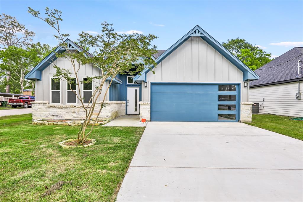 1109 N Main St St, Dayton, Texas image 1