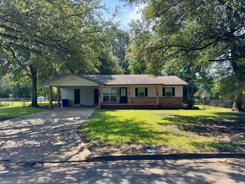 Photo of 605 Parkway Street, Crockett, TX 75835 (MLS # 4530572) Photo of 605 Parkway Street, Crockett, TX 75835 (MLS # 4530572)